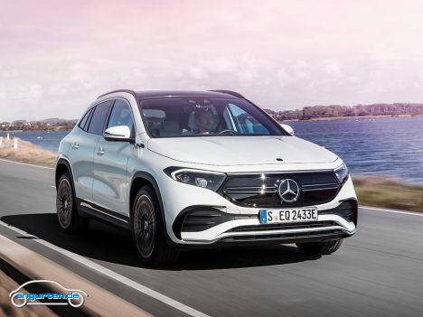 Mercedes EQA - Die maximale Ladeleistung liegt bei 110 kW an Gleichstrom-Ladestationen, mit der sich die Batterie in etwa einer halben Stunde wieder auf 80% aufladen lässt.