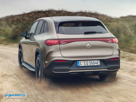 Mercedes EQE SUV - Der Stromverbrauch (vorläufige Werte) soll zwischen 17,7 und 21,8 beim kleinen EQE 350 SUV liegen und zwischen 19,0 und 22,7 beim großen EQE 500 4MATIC. Auf dem Papier kein großer Unterschied, aber in der Praxis sieht das eben dann doch oft etwas anders aus.