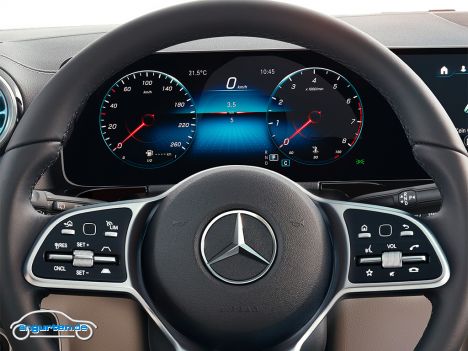 Der neue Mercedes GLA - Detailansicht digitale Instrumente. Die Serienversion der Displays fällt mit 7 Zoll etwas kleiner aus.