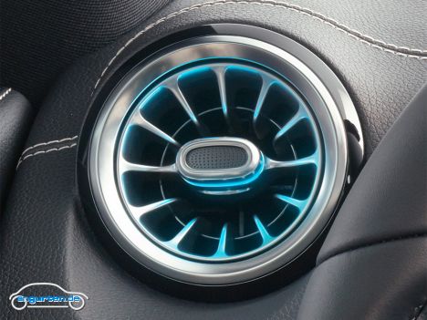 Der neue Mercedes GLA - Beleuchtete Luftausströmer. Passen sich natürlich der Ambiente-Beleuchtung an.