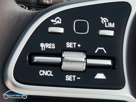Der neue Mercedes GLA - Linke Lenkradbedienung