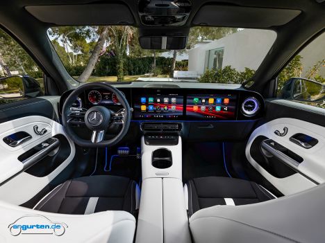 Mercedes GLB 2026 - Der Innenraum in Ledernachbildung Artico Nappaoptik zweifarbig schwarz / clean white Pearl. In der Konsole ist hier neben dem Fahrer- und dem Multimediadisplay auch ein Beifahrer-Display verbaut.