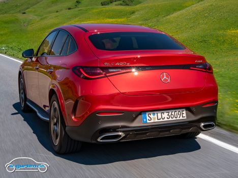 Mercedes GLC Coupe (2023) - Heckansicht, rot, Lech am Arlberg