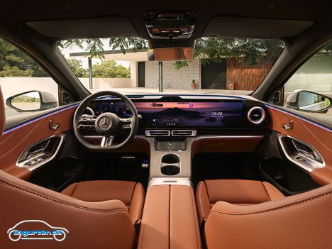 Mercedes GLC EQ (2026) - Das voll fette Bildschirmgerät in der Konsole nennt Mercedes übrigens MBUX HYPERSCREEN. 99,3 Zentimeter Diagonale hat das Teil.