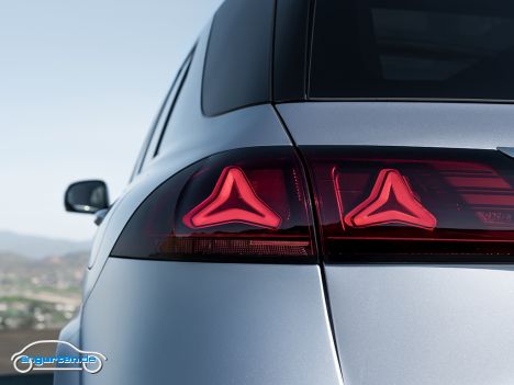Mercedes GLE SUV Facelift 2026 - Und natürlich auch noch Sterne hinten.