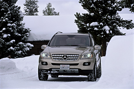 Mercedes M-Klasse bei Schnee im Winter