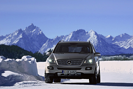 Mercedes M-Klasse bei Schnee im Winter