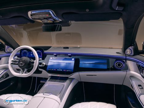 Mercedes S-Klasse 2026 - Facelift - Die Anordnung der Monitore ist nun gegenüber dem EQS nicht mehr komplett eigenständig, sondern an dessen Design angelehnt, allerdings nicht ganz so futuristisch. Mercedes S-Klasse 2026 - Facelift - Die Anordnung der Monitore ist nun gegenüber dem EQS nicht mehr komplett eigenständig, sondern an dessen Design angelehnt, allerdings nicht ganz so futuristisch.