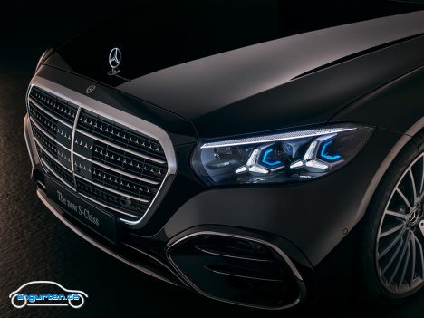 Mercedes S-Klasse 2026 - Facelift - Die neue Lichttechnologie mit blauem Ambientelicht. Der Kühlergrill mit den beleuchteten Sternen ist deutlich größer als vorher. 