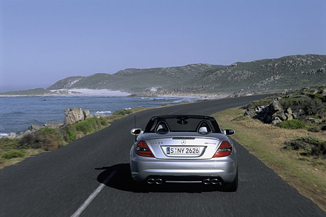 Traumwagen auf Traumstrecken: Mit dem SLK 55 AMG zelebriert sich der Roadster-Genuss leicht und schnell. Traumwagen auf Traumstrecken: Mit dem SLK 55 AMG zelebriert sich der Roadster-Genuss leicht und schnell.