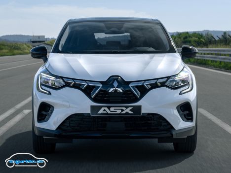 Mitsubishi ASX 2023 - So entsteht der neue ASX dann aus einer Partnerschaft mit Renault, was auch unschwer zu erkennen ist, denn der als Basis dienende Renault Captur wird wirklich nur minimal verändert. 