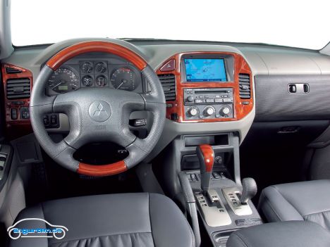 Mitsubishi Pajero, Cockpit