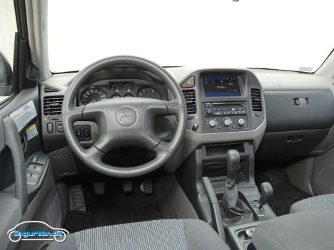 Mitsubishi Pajero Classic, Cockpit