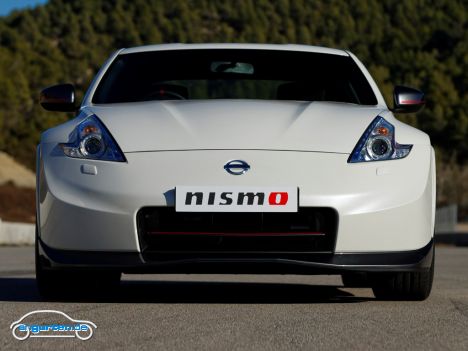 Rot-Wieß ist die Devise beim 370Z Nismo. Außen gibt es rot lackierte Bremssättel, innen rote Ziernähte.