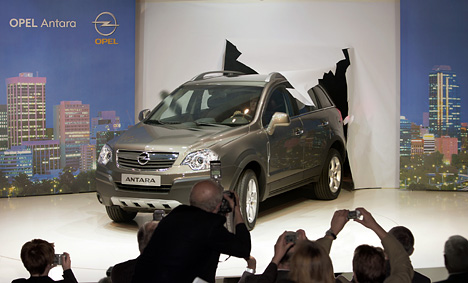 Opel Antara - Als Crossover-Studie zum Star der IAA 2005 avanciert, stand der neue Opel Antara am Mittwoch dem 10.05.2006 bei seinem ersten spektakulären Auftritt in der Serienversion im Fokus der Gäste, die zur Eröffnung des neuen Europäischen Designzentrums von General Motors Europe nach Rüsselsheim gekommen waren.