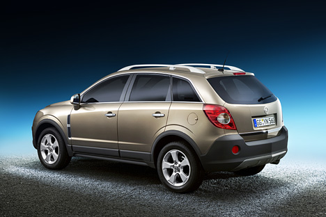 Weitere Merkmale des Opel Antara: kraftvolle Diesel und Benziner - Top-Triebwerk 3.2 V6 mit 224 PS - und intelligenter Allradantrieb mit elektrohydraulischer Kupplung.