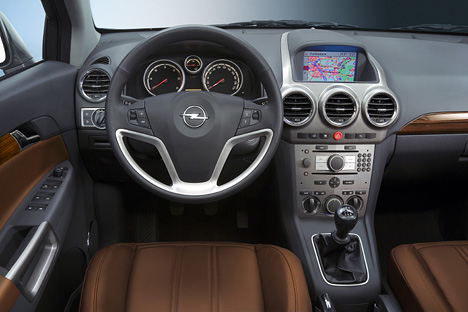 Das Ambiente des Opel Antara - Interieurs erinnert in Stil und Eleganz an eine anspruchsvolle Limousine; sportlich auskonturierte Sitze stehen für dynamischen SUV-Charakter. Große, klar gezeichnete Instrumente und eine Mittelkonsole mit zentralem Infodisplay vermit-teln ein fahrer-orientiertes Cockpit-Gefühl.