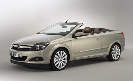 Offen ist der Opel Astra Twin Top ein reinrassiges viersitziges Cabrio