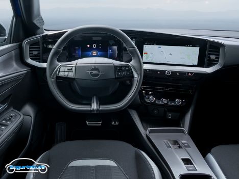 Opel Mokka B Facelift 2025 - Innen hat sich am Bildschirmformat etwas getan: Der Bildschirm ist größer und verfügt über ein deutliches Breitbild-Format.