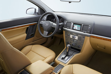 Blick ins Cockpit des Opel Signum.