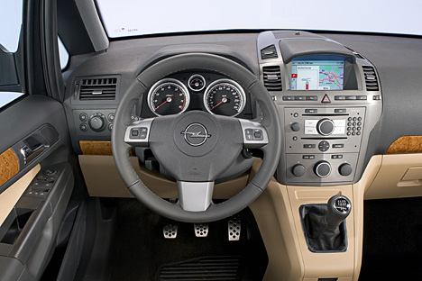 Das Cockpit des Opel Zafira.