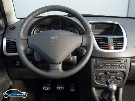 Peugeot 206+ - Das Cockpit-Design ist zugegebenermaßen in die Jahre gekommen, tut aber seinen Zweck.