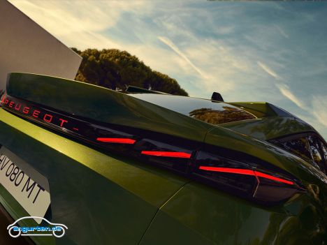 Peugeot 408 Facelift (2026) - Heck Detail - neuer Logo-Schriftzug