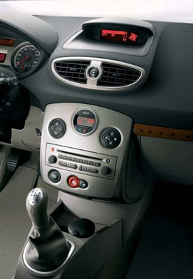 Die Mittelkonsole des Renault Clio ist aufgeräumt und funktional.