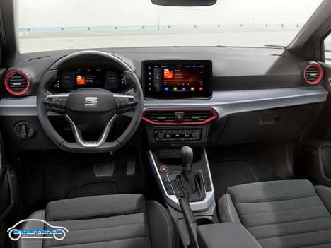 Seat Arona (Facelift 2021) - Innenraum mit roten Zierstreifen (FR-Ausstattung)