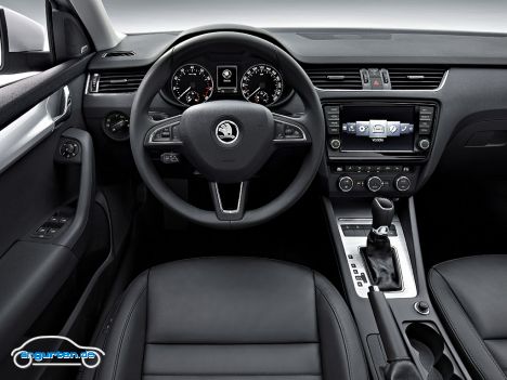 Auch das Cockpit des neuen Skoda Octavia mutet minimalistisch und recht klassisch an.