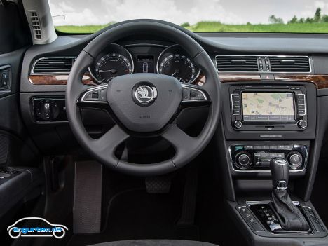 Skoda Superb Combi Facelift 2014 - Im Innenraum verändert sich hingegen nicht viel - aber das Design wird auch noch ein wenig aushalten.