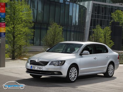 Skoda Superb Limousine Facelift 2014 - So bekommt auch der Skoda Superb einen deutlich breiteren Kühlergrill und veränderte Scheinwerfer