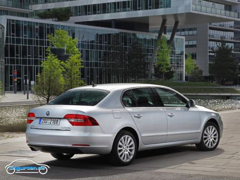 Skoda Superb Limousine Facelift 2014 - Im Heckbereich dominieren hier wie schon beim Rapid und besonders beim neuen Octavia die kantigen Einschnitte in der Heckklappe.