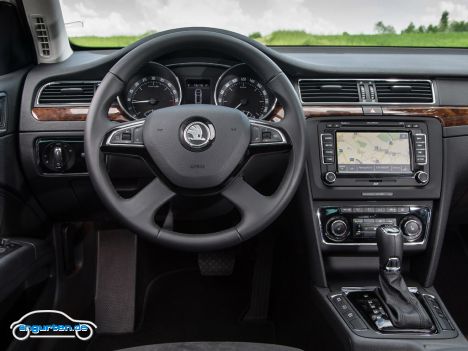 Skoda Superb Limousine Facelift 2014 - Das Cockpit hingegegen hat sich kaum verändert.