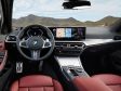 Richtig ins Auge allerdings fällt das Facelift des BMW 3ers im Innenraum. Hier gibt es nämlich serienmäßig das BMW OS 8 sowie den großen curved Monitor.
