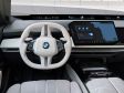 BMW 7er Facelift MJ 2027 - Das Lenkraddesign finden wir gewöhnungsbedürftig. Wie bei den anderen Modellen der neuen Klasse fällt auch hier das Digital Cockpit weg und wird durch ein Displayband über die gesamte Fahrzeugbreite ersetzt.