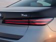 BMW 7er Facelift MJ 2027 - Modifizierte Heckleuchte - nur noch mit zwei dünnen roten Streifen.