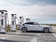 BMW i4 - Geladen werden kann das Fahrzeug mit maximal 205 kW Gleichstrom. In etwa 30 Minuten von 10 bis 80%. Darüber ist Schicht mit der Ladegeschwindigkeit um die Batterie zu schonen.