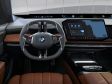 BMW i7 (2027) - Das Digital Cockpit hinter dem Lenkrad ist verschwunden. Die Anzeigen sind nun in ein Band im Armaturenbretts verteilt.