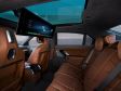 BMW i7 (2027) - Im Heck viel Luxus und ein großer Screen aus der Decke heraus.