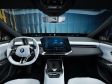 BMW iX3 (2026) - Statt Fahrerdisplay gibt es oberhalb des Armaturenbretts ein Band mit verstreuten Infos. Ob sich das dauerhaft durchsetzt - wer weiß.
