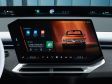 BMW iX3 (2026) - Ob das Display diese innere Designruhe jetzt unbedingt mit den BMW Verkantungen unterbrechen muss, das müssen die Käufer selbst entscheiden. Bei normalen Anwendungen wird dann aber eben nur ein rechteckiger Teil des Bildschirms genutzt. Im Bild die Neue Klasse“ ab Sommer 1962.