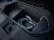 BMW iX3 (2026) - Geöffneter Frunk mit Ladekabel