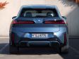 BMW iX3 (2026) - Insgesamt begibt sich BMW mit der neuen Klasse sicherlich auf einen anderen Designweg. Die Unterschiede sind jetzt allerdings nicht so gravierend, dass althergebrachte Käufer vor den Kopf gestoßen wären. Insgesamt eine ganz gelungene Sache.