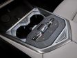 BMW iX5 (G65, 2027) - Mittelkonsole mit Getränkehaltern und Induktivladung