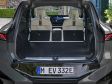 BMW iX5 (G65, 2027) - Umgeklappt und bis zum Dach hoch beladen, hat das Fahrzeug ein Kofferraumvolumen von etwa 1.850 Litern.