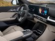 BMW X1 (2022) - Alles wird auf dem großen Curved-Display angezeigt. Die Steuerung erfolgt per Konsole in der Mitte, in der auch die minimalistische Automatik integriert ist.