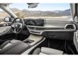 BMW X7 - Facelift 2022 - Der Benutzer sieht das auf den ersten Blick vor allem durch den gekrümmten (curved) Doppelbildschirm mit digitalem Cockpit und dem Infobildschirm in der Fahrzeugmitte.