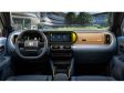 Fiat Grande Panda (2025) - Der Innenraum - zum Beispiel in der Icon-Ausstattung. Die Basis-Ausstattung Pop muss mit einem Smartphone-Halter statt Infotainmentsystem mit Touchscreen auskommen.