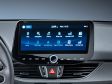 Hyundai i30 Facelift - Im Infodisplay sind die Bedienelemente nun an der Unterseite und nicht mehr rechts und links angebracht. Das schafft ein deutlich größeres Display.